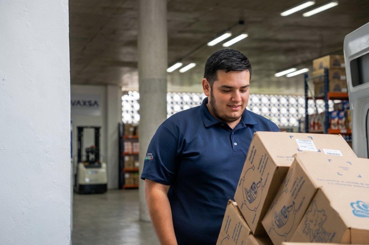 Personal de VAXSA Vending cargando producto para ruta de surtido de máquinas expendedoras